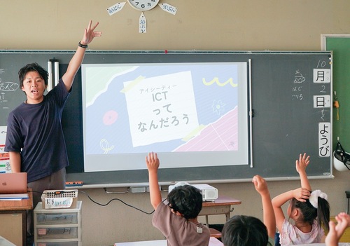 元気に手を上げる児童たち