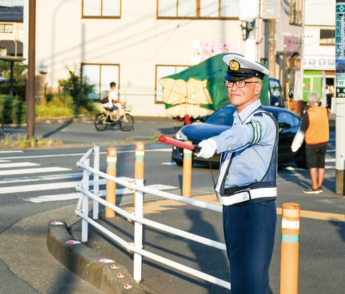 交差点で交通の見守りを行った