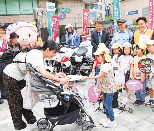 通行人に啓発品を配る園児ら