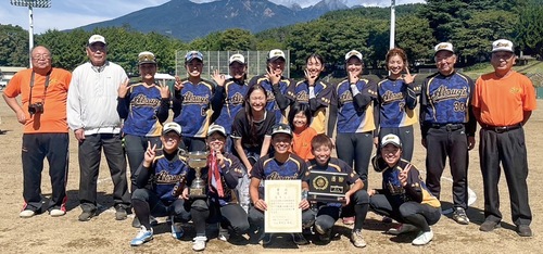 優勝した厚木ＳＣのメンバー