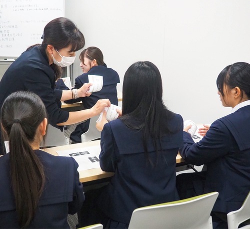 行員の手ほどきを受けながら札勘に挑戦