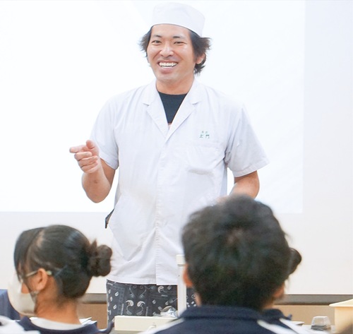 生徒に講演する土門さん