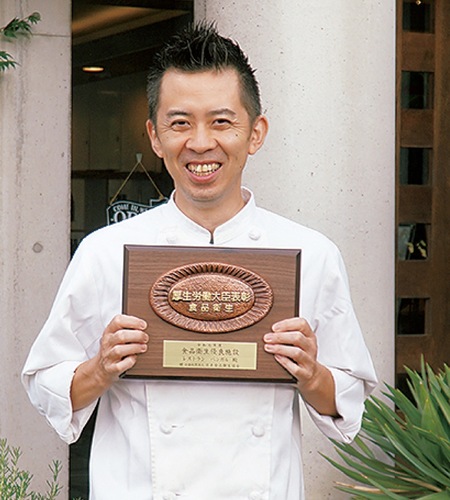 受賞の盾を持つ加藤さん