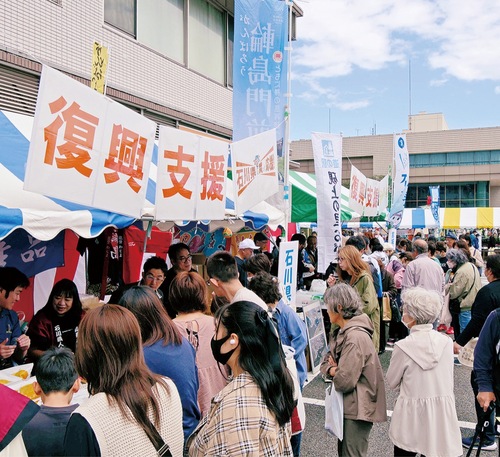 特産品を買い求め、行列を作る来場者（昨年）