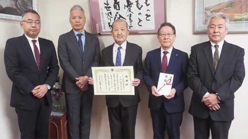 寄付を行った愛川町建設業協会のメンバー。中央が鈴木会長、中央右は小野澤町長