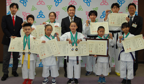 厚木市役所を訪れた練桜会の選手ら