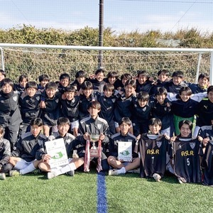 県央大会で優勝して喜ぶ愛川町サッカー部のメンバー（チーム提供）