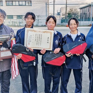 トロフィーを持つ四戸岸コーチと出場メンバー