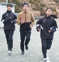 緑中で練習に励む（左から）大山さん、平田さん、山口さん