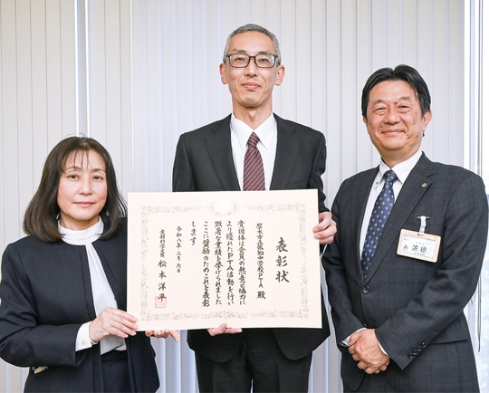 左から安藤校長、篠島会長、佐後教育長