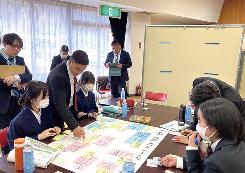 付箋に意見やアイデアをまとめる