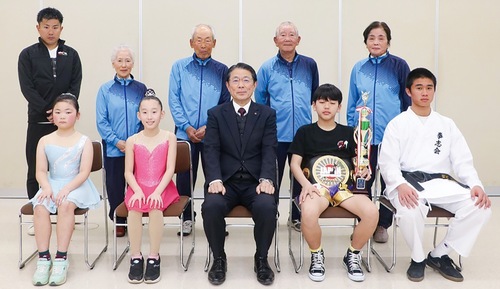 佐藤教育長（前列中央）を囲む奨励金受賞者