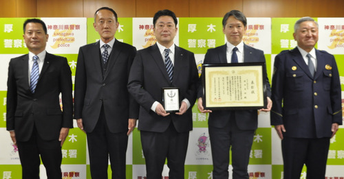 表彰状と盾を手にするセコム（株）の社員ら