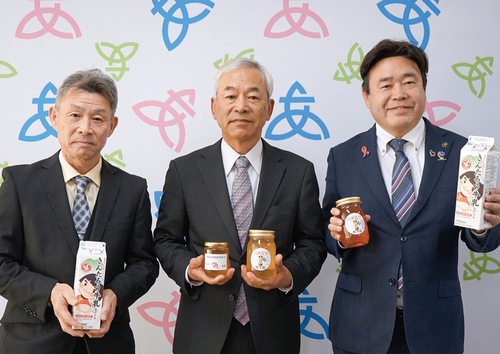 左から飯原部会長、栁下部会長、山口市長