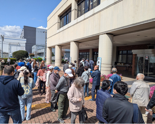第１号公園体育館での引き換えの様子