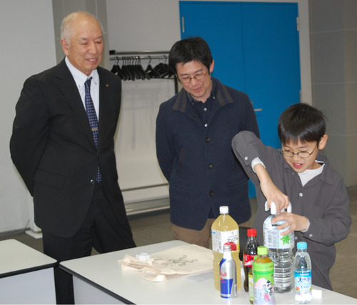 製品化された作品を実際に試す大橋さん（右）