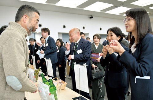 蔵元の関係者と談笑する参加者