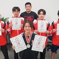 賞状を手にする選手たち。左から後藤さん、箭内さん、橋本さん、若林さん、茶園さん。後列中央は西村仁コーチ