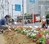花植え作業に汗