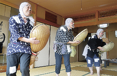 厚木で踊る島根愛 どじょうすくい指導の徳田さん 厚木 愛川 清川 タウンニュース