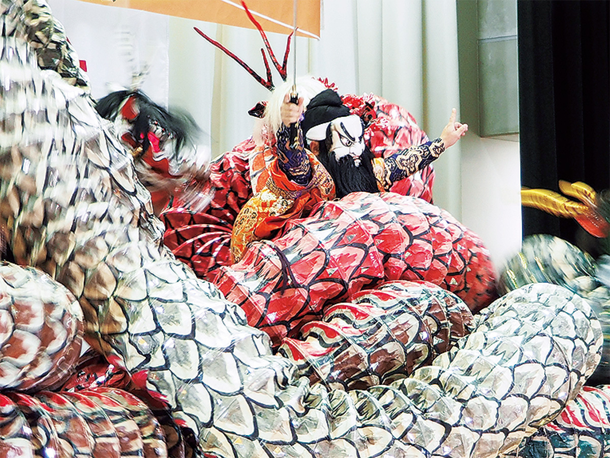 スサノオ厚木に降臨 生涯青春のつどいで石見神楽 | 厚木・愛川・清川