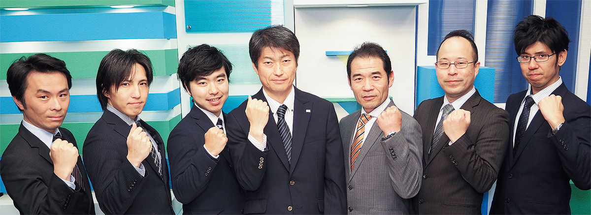常木真次社長（中央）と同社の営業部精鋭スタッフのみなさん