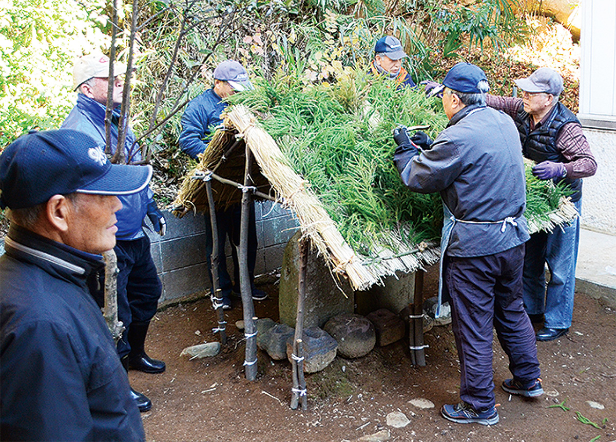 小屋を作る長坂道祖神保存会メンバー