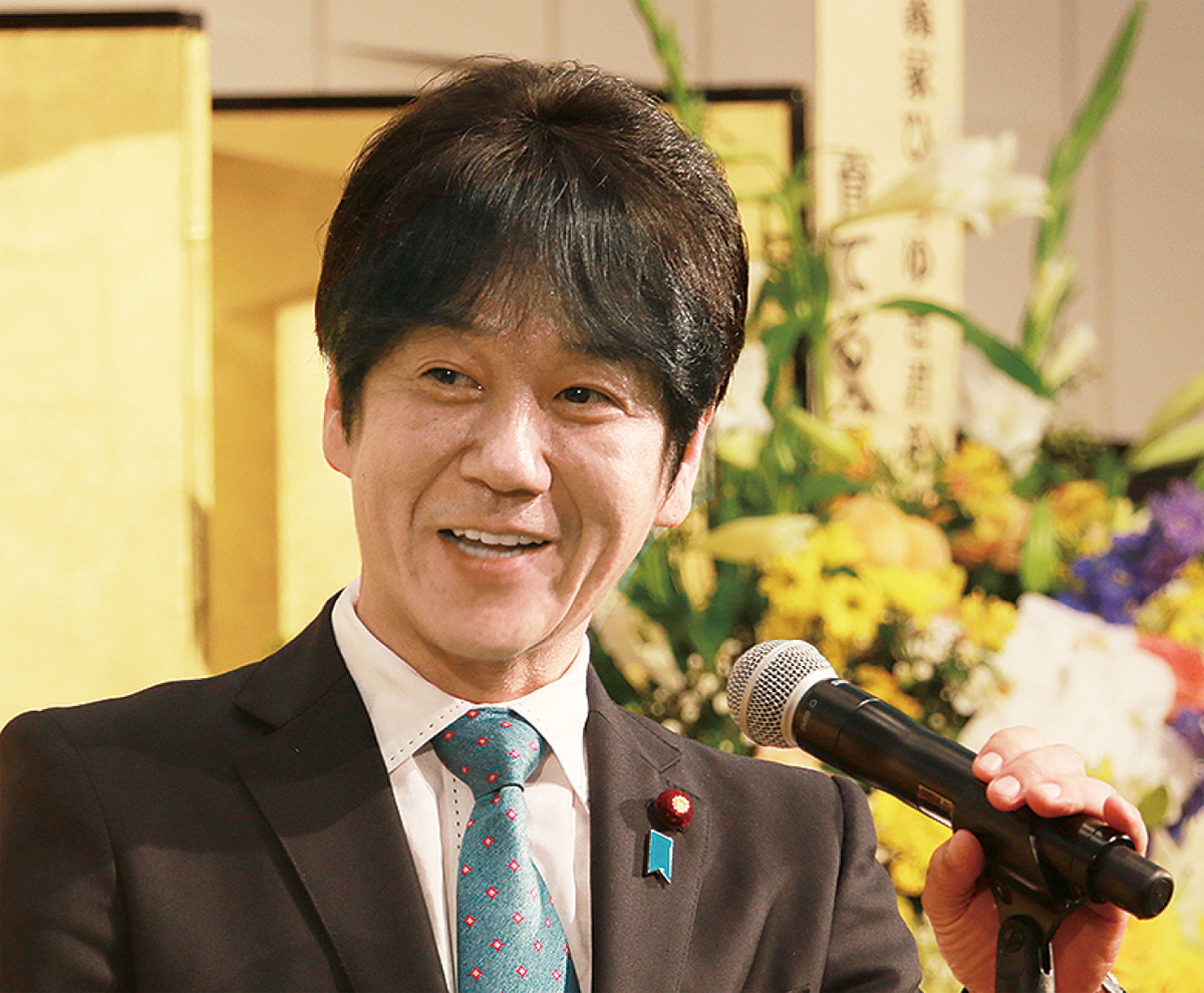 あいさつする義家氏