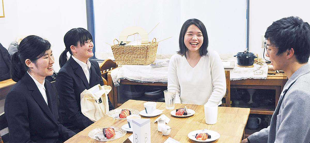 厚木産のいちごを使ったスイーツを食べながら、厚木の魅力を語り合う若手社員と学生