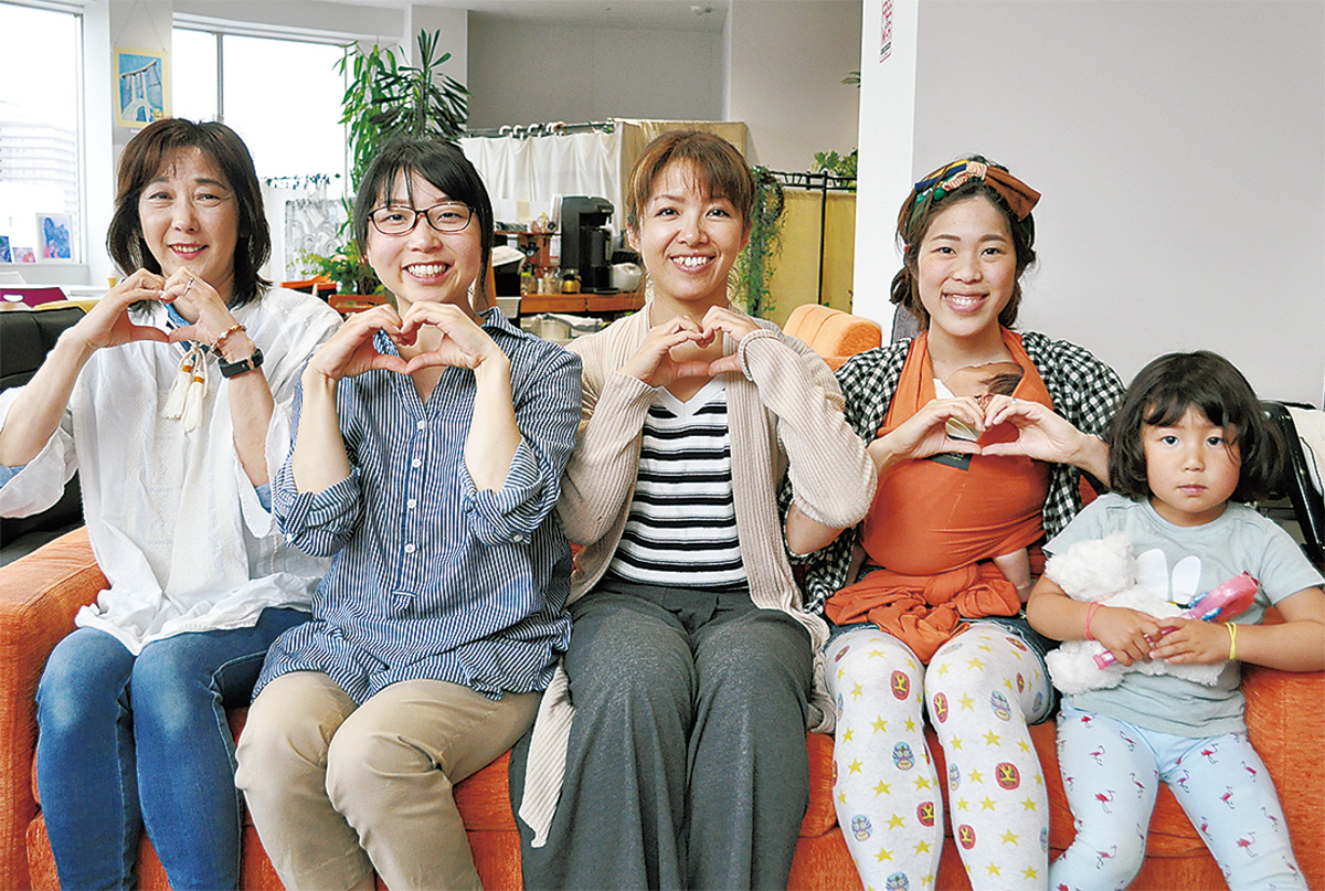 左から花家登美子さん、サブリーダーの小林真理さん、リーダーの山田啓子さん、サブリーダーの田中いちこさん