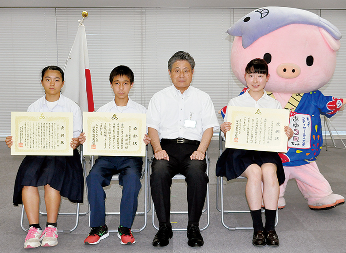 6団体17人を表彰 (写真2)