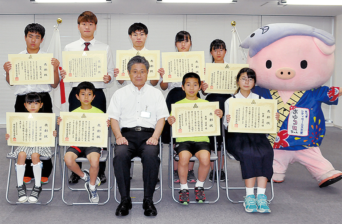 6団体17人を表彰 (写真1)