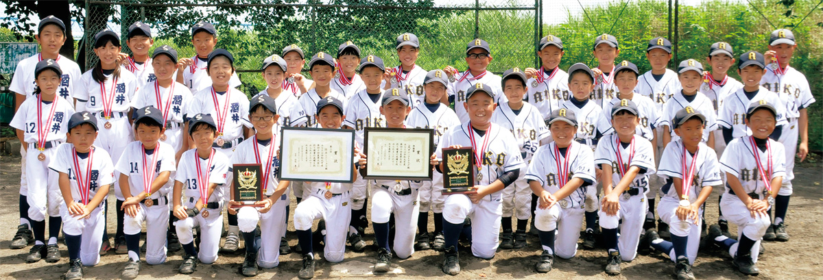 笑顔を見せる両チームのメンバー