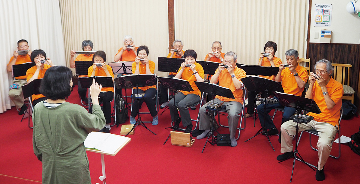 週２回の練習を重ねている吹夢Ｚ。手前は指導にあたる渡辺令子さん。