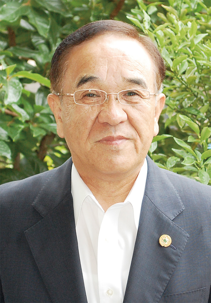 新会長として今年５月から、市内の交通安全指導員を束ねる。会社員時代は旧電電公社からの出向で､東京湾アクアラインの建設作業全般にも携わり、海の中に道を作る大事業を実現させた