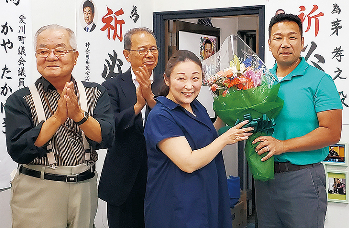 花束を受け取る茅氏（右）