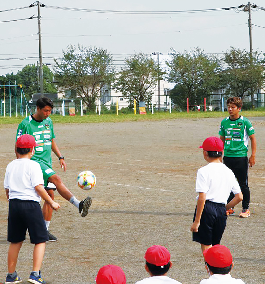 児童らの前でテクニックを披露する選手