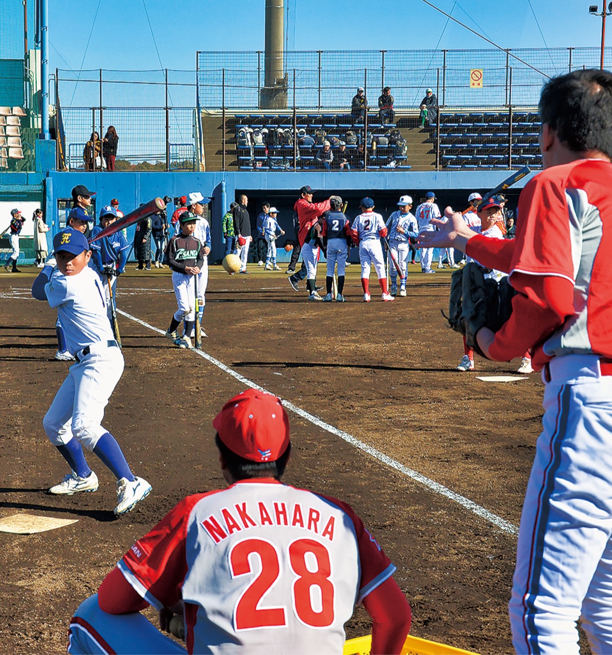 選手らの指導を受けてバッティング練習する球児