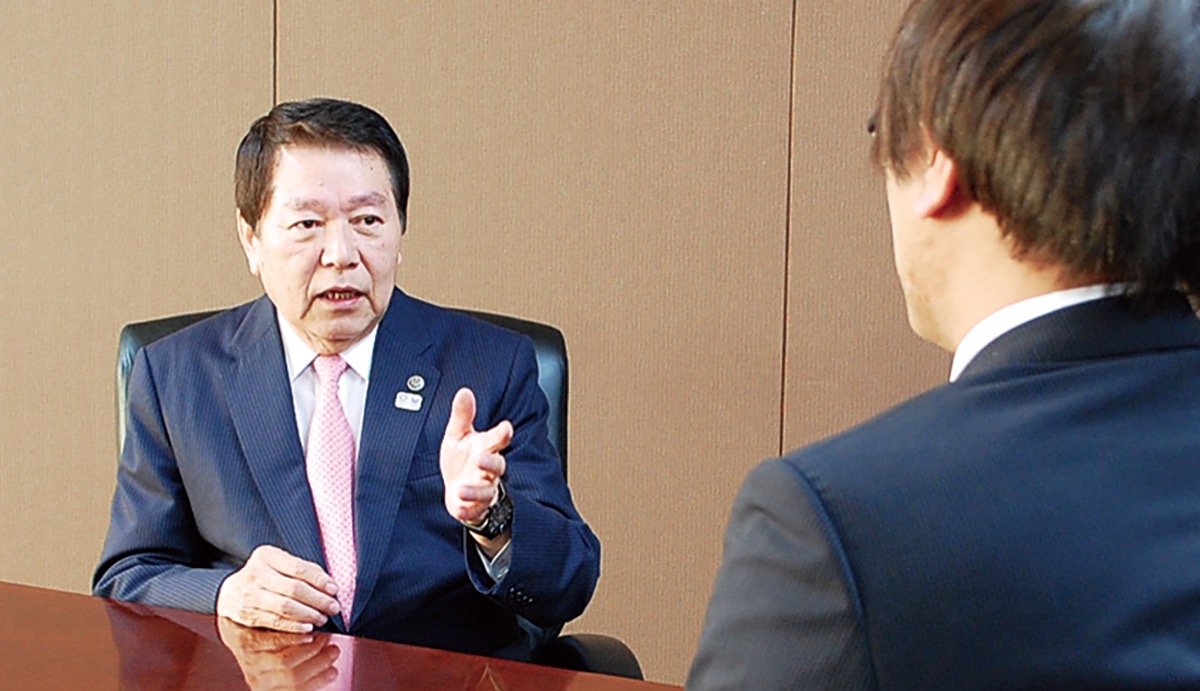 インタビューに答える小林市長（聞き手／本紙副編集長 勝浦勝）