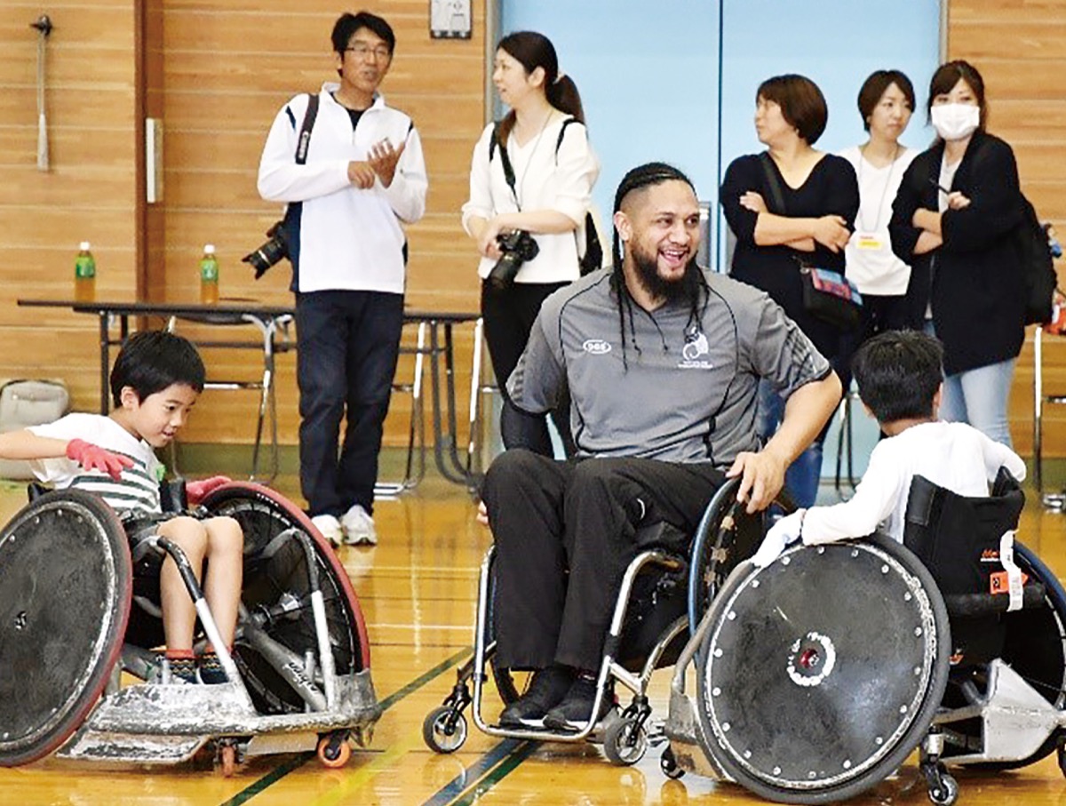 相川小で児童と交流するＮＺ車いすラグビー選手（厚木市提供）