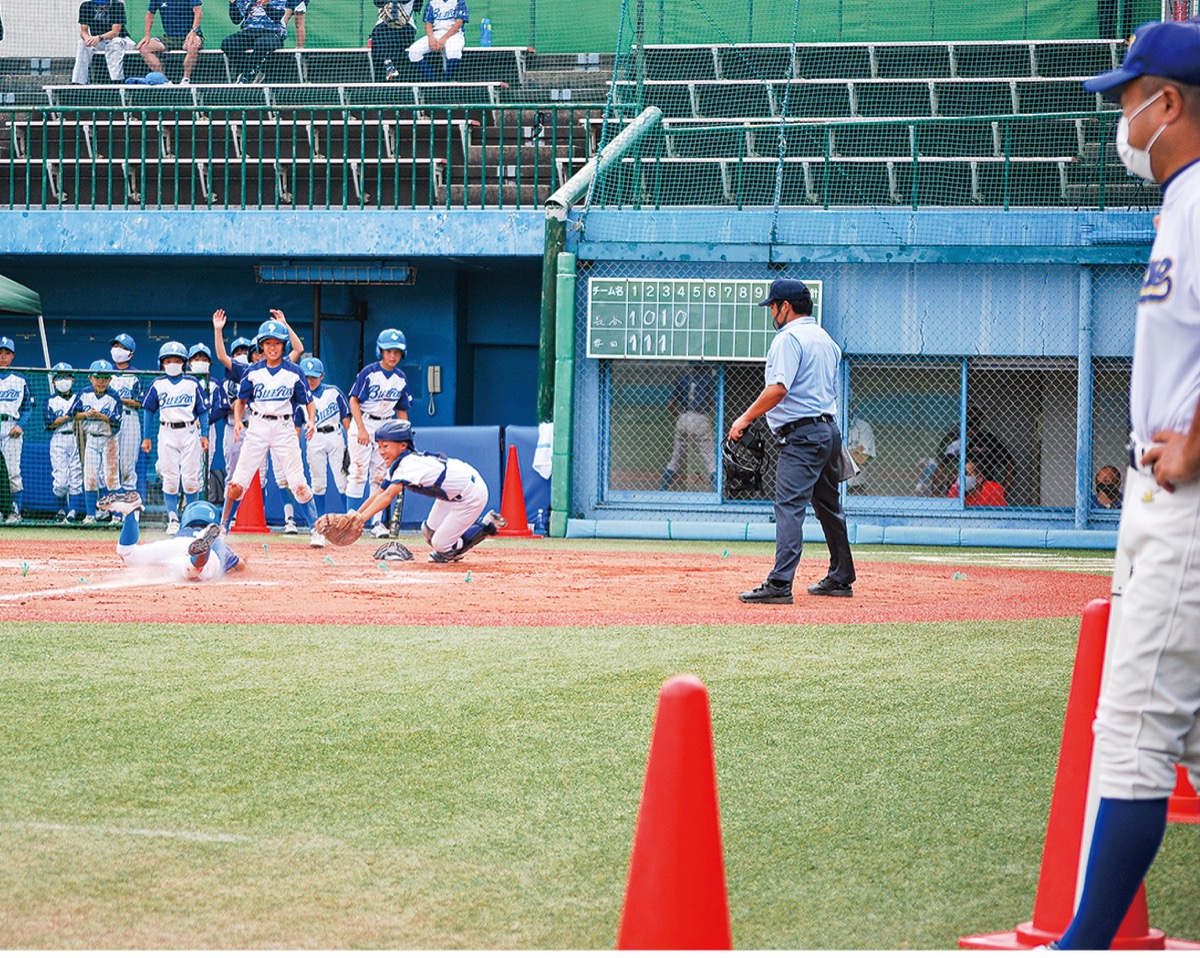 ベンチ内、監督も主審もマスク着用