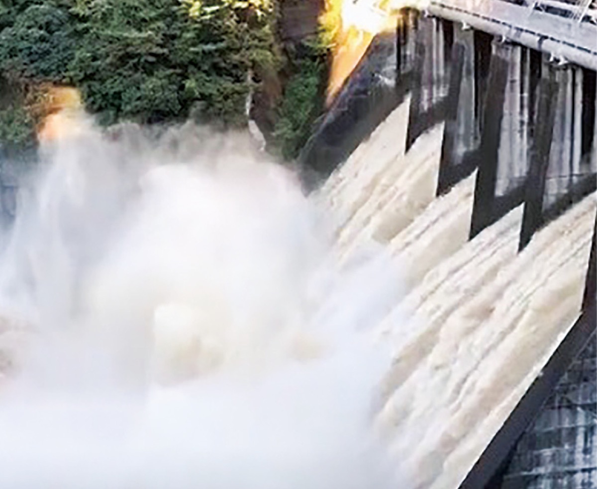 城山ダムの放流のようす