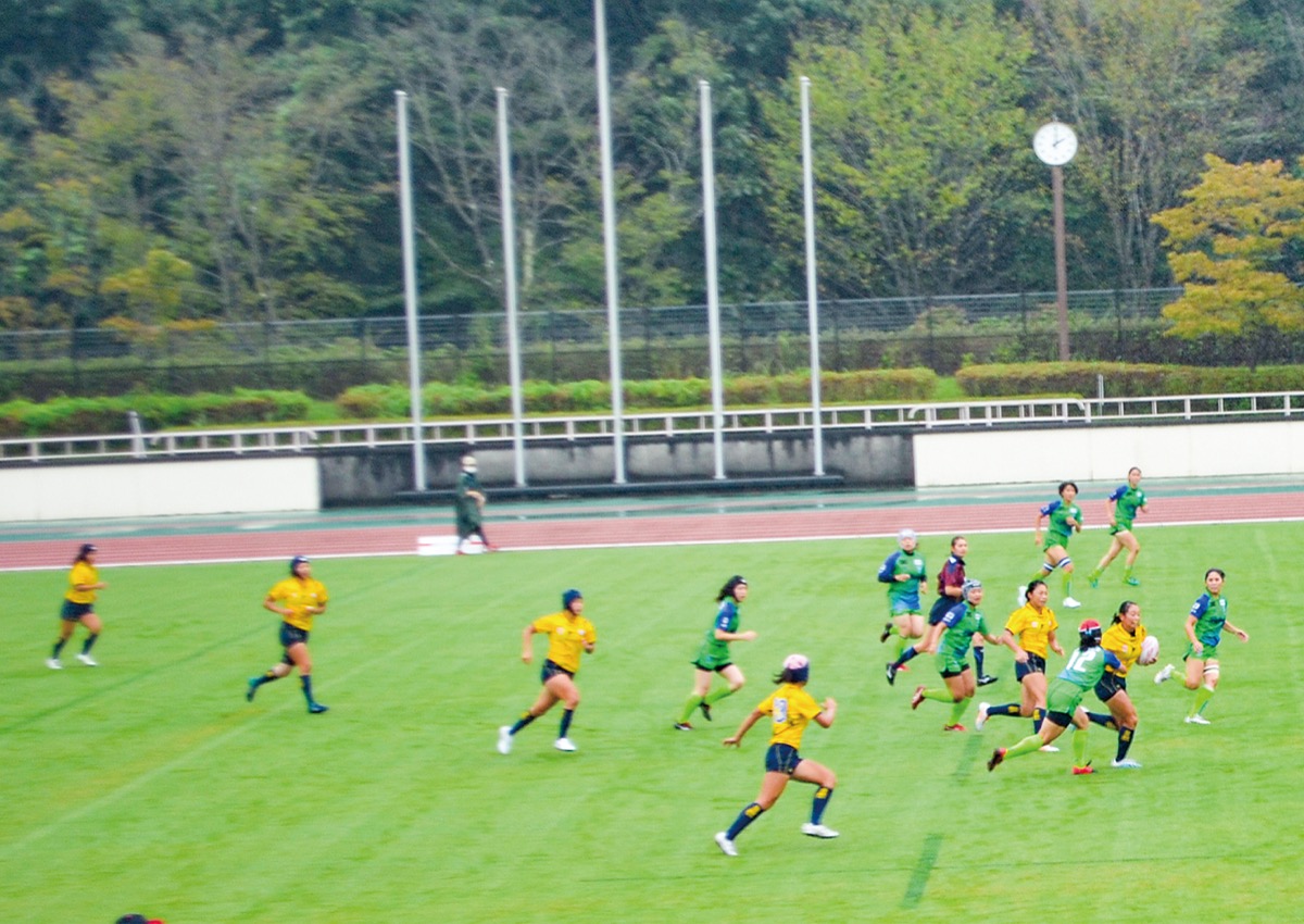 細かい雨が舞う中激しいプレーを展開