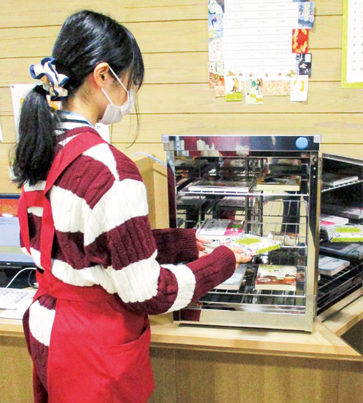 同館に設置された除菌器。Ｂ５判以下の書籍なら６冊まで同時に除菌できる