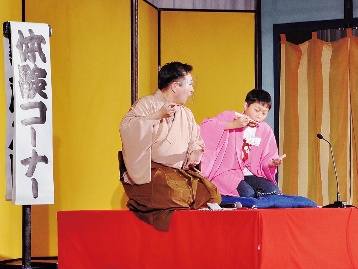 体育館に響く笑い声 厚木小学校で学校寄席 厚木 愛川 清川 タウンニュース