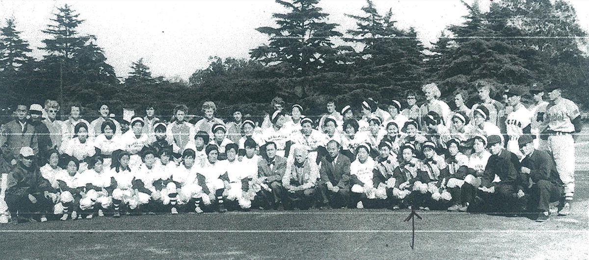 日本で初の日米ソフトボール大会の記念写真（飯島さん提供）