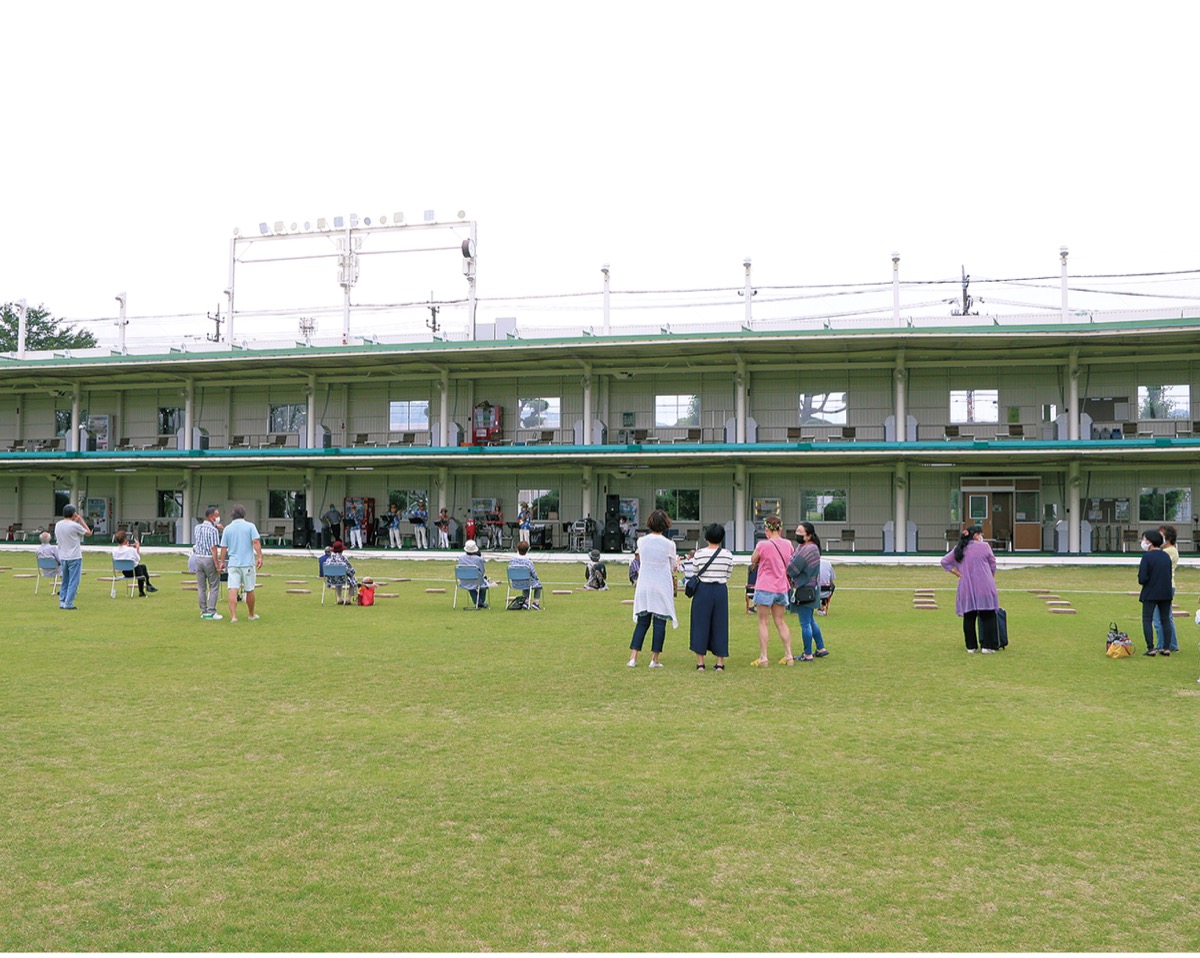 ハワイアンバンドの演奏を聞きながら閉店を惜しんだ