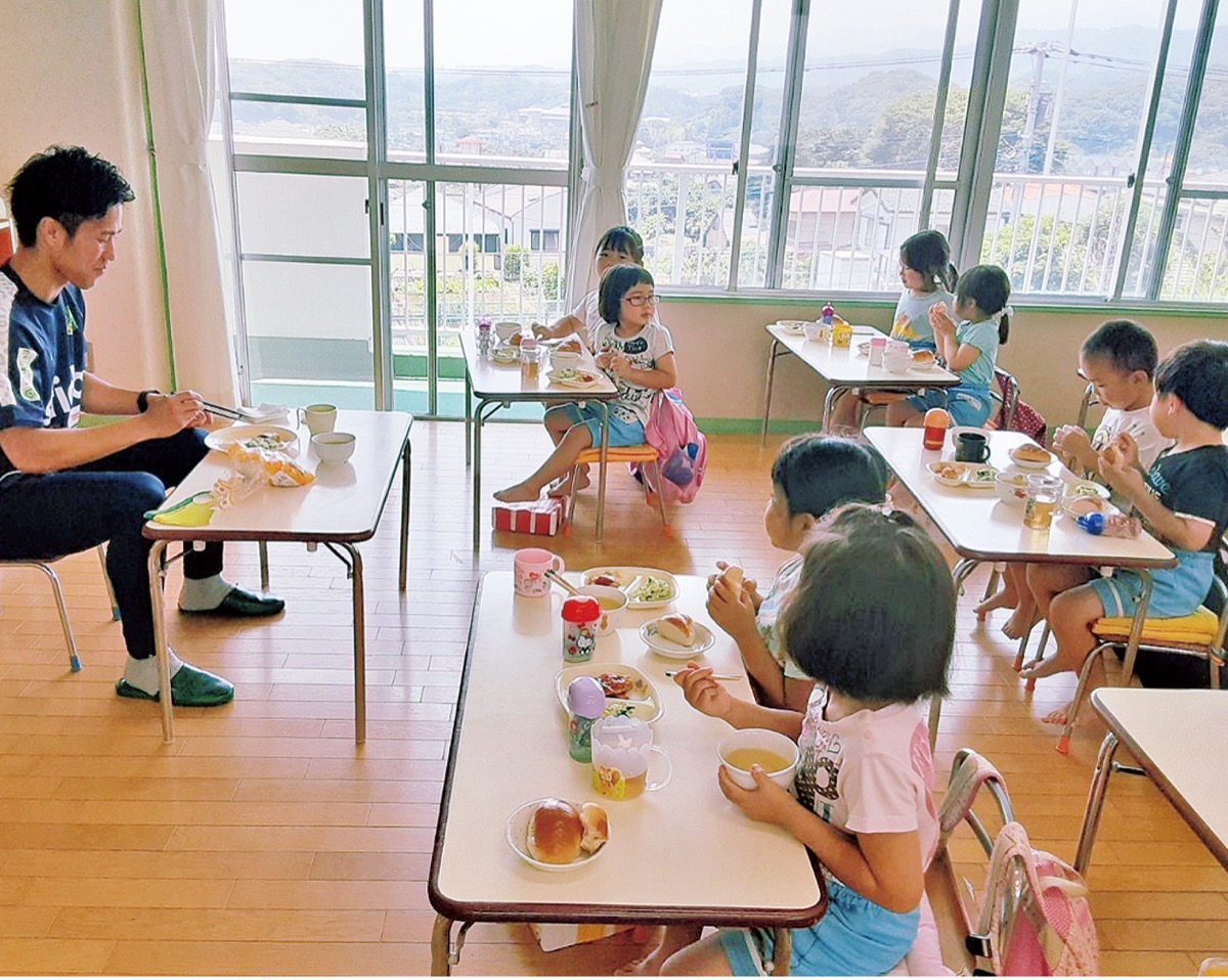 選手と一緒の給食に子どもたちは興奮していた