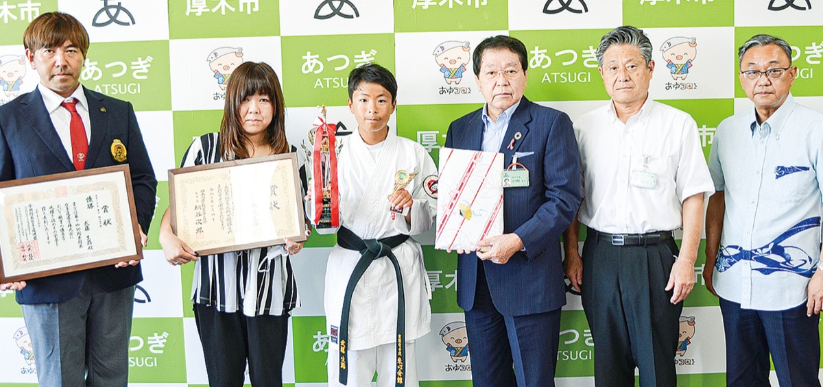 武藤選手（左から３人目）と小林市長（右隣り）ほか関係者