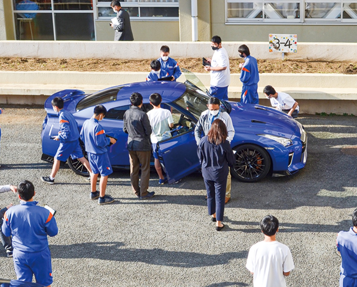 本物の日産GTRに興味津々